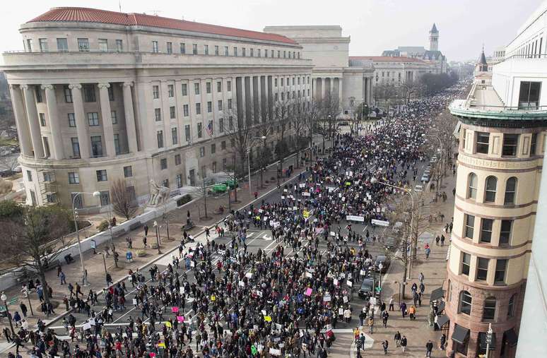 <p>Parentes de Michael Brown e Eric Garner, mortos pela polícia, estavam entre os manifestantes em Washington, que se reuniram na Marcha por Justiça para Todos.</p>