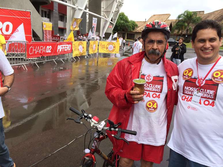 Ex-governador do RS, Olívio Dutra foi votar de bicicleta