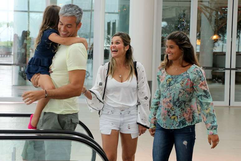 Flávia Alessandra e Otaviano Costa aproveitaram a folga para curtir um dia em família. Neste sábado (13), eles foram clicados com a filha, Olívia, em um shopping na Barra da Tijuca, zona oeste do Rio de Janeiro