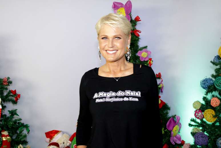 Xuxa e o namorado, o ator Junno Andrade, são só romance! Os dois, que costumam ir juntos a vários eventos, neste sábado (13) foram clicados nos bastidores do show A Magia do Natal, no Ginásio do Ibirapuera, em São Paulo