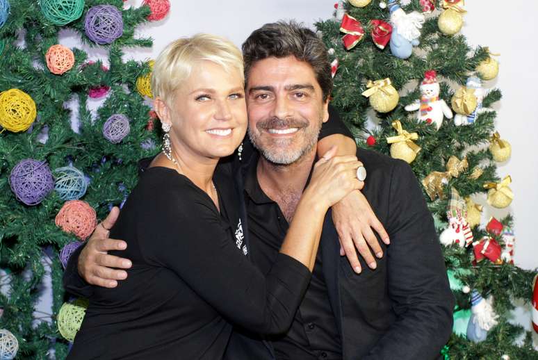 Xuxa e o namorado, o ator Junno Andrade, são só romance! Os dois, que costumam ir juntos a vários eventos, neste sábado (13) foram clicados nos bastidores do show A Magia do Natal, no Ginásio do Ibirapuera, em São Paulo