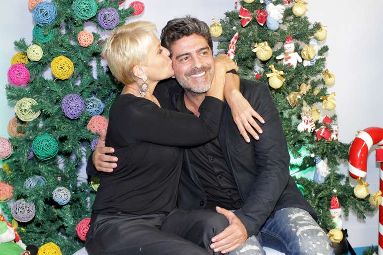 Xuxa e o namorado, o ator Junno Andrade, são só romance! Os dois, que costumam ir juntos a vários eventos, neste sábado (13) foram clicados nos bastidores do show A Magia do Natal, no Ginásio do Ibirapuera, em São Paulo