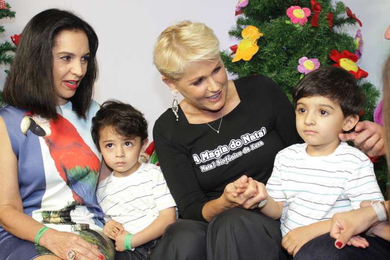 Xuxa e o namorado, o ator Junno Andrade, são só romance! Os dois, que costumam ir juntos a vários eventos, neste sábado (13) foram clicados nos bastidores do show A Magia do Natal, no Ginásio do Ibirapuera, em São Paulo