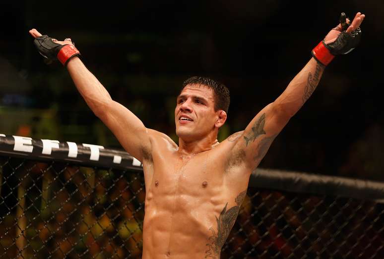 <p>Rafael dos Anjos pode se tornar o primeiro brasileiro campeão no peso leve do UFC</p>