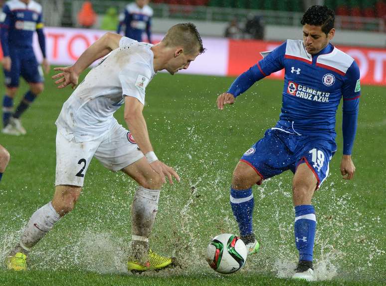 <p>Cruz Azul venceu com gramado sem condições para jogo</p>