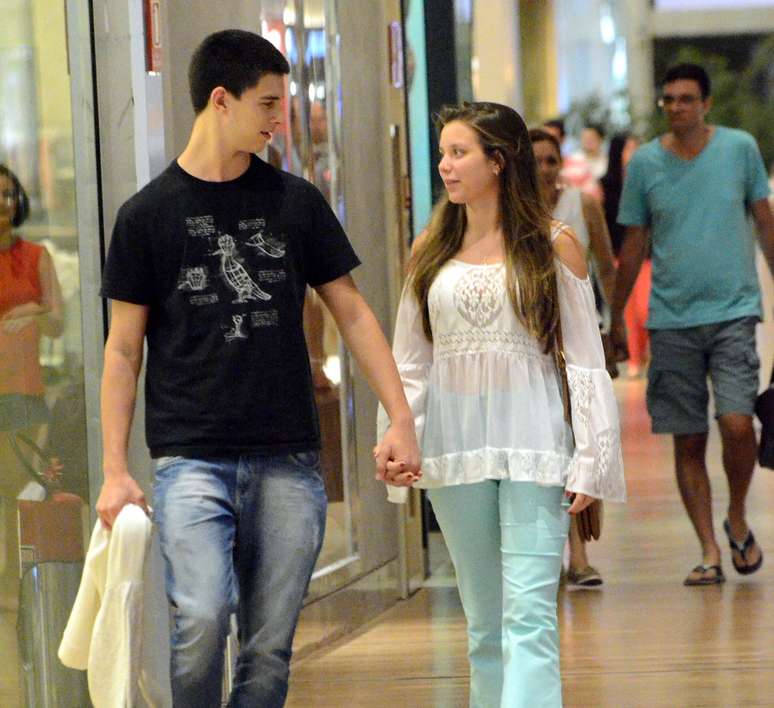 O tempo passou e os trigêmeos de William Bonner e Fátima Bernardes estão cada vez mais crescidos. Na noite de sábado (13), Vinícius foi clicado em clima de romance com a namorada em um shopping na Barra da Tijuca, no Rio de Janeiro