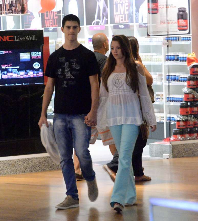 O tempo passou e os trigêmeos de William Bonner e Fátima Bernardes estão cada vez mais crescidos. Na noite de sábado (13), Vinícius foi clicado em clima de romance com a namorada em um shopping na Barra da Tijuca, no Rio de Janeiro