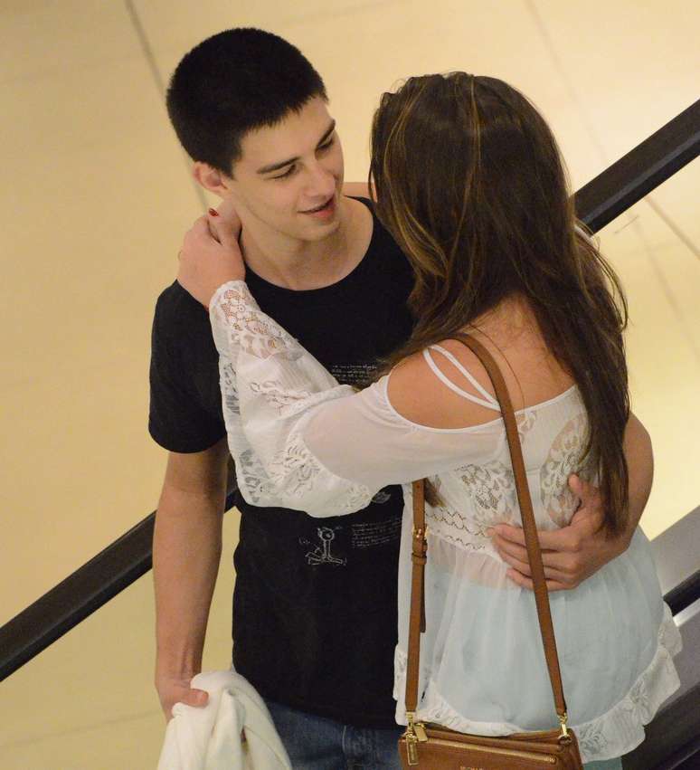 O tempo passou e os trigêmeos de William Bonner e Fátima Bernardes estão cada vez mais crescidos. Na noite de sábado (13), Vinícius foi clicado em clima de romance com a namorada em um shopping na Barra da Tijuca, no Rio de Janeiro