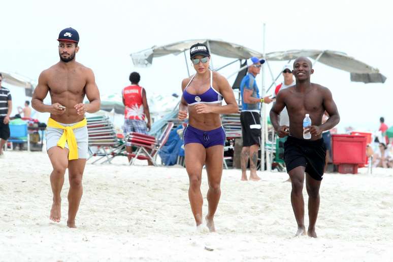 Domingo é dia de descansar e comer muito? Para Gracyanne Barbosa, não. Nesta tarde, a mulher de Belo resolveu correr ao ar livre na praia do Pepê, na zona oeste do Rio de Janeiro, e acabou causando tumulto entre os marmanjos