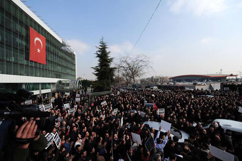Polícia turca invade jornal e TV e prende 24 pessoas