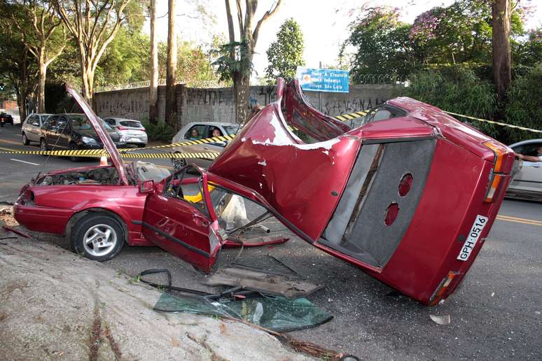 <p>Carro ficou destruído após bater no poste na madrugada de segunda-feira na zona oeste de São Paulo</p>