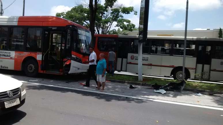 Fragmentos dos veículos ficaram espalhados após a batida