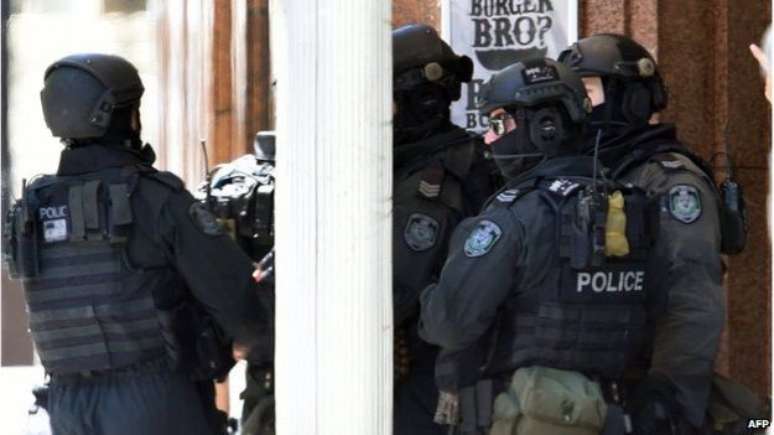 Correspondente da BBC disse que raramente se veem opera&ccedil;&otilde;es policiais t&atilde;o grandes em Sydney