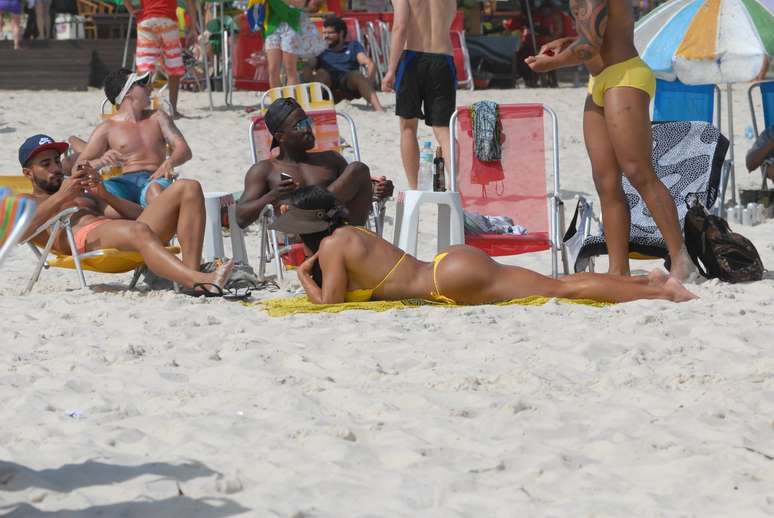 Gracyanne Barbosa mostrou que a musculação pesada continua dando resultados. Nesta segunda-feira (15), a mulher de Belo foi clicada na praia do Pepê, na zona oeste do Rio de Janeiro, vestindo um biquíni fio-dental que ressaltou seu corpo musculoso