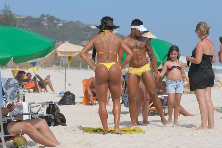 Gracyanne Barbosa mostrou que a musculação pesada continua dando resultados. Nesta segunda-feira (15), a mulher de Belo foi clicada na praia do Pepê, na zona oeste do Rio de Janeiro, vestindo um biquíni fio-dental que ressaltou seu corpo musculoso