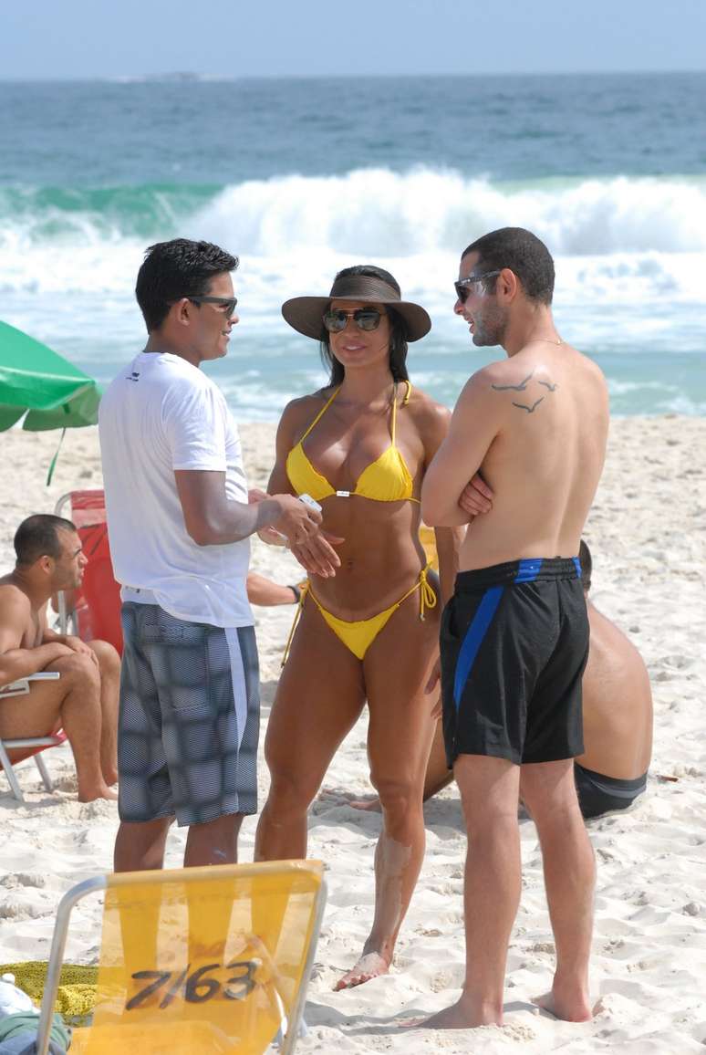 Gracyanne Barbosa mostrou que a musculação pesada continua dando resultados. Nesta segunda-feira (15), a mulher de Belo foi clicada na praia do Pepê, na zona oeste do Rio de Janeiro, vestindo um biquíni fio-dental que ressaltou seu corpo musculoso