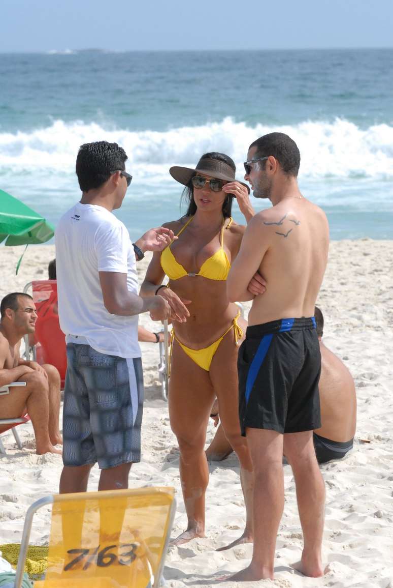 Gracyanne Barbosa mostrou que a musculação pesada continua dando resultados. Nesta segunda-feira (15), a mulher de Belo foi clicada na praia do Pepê, na zona oeste do Rio de Janeiro, vestindo um biquíni fio-dental que ressaltou seu corpo musculoso