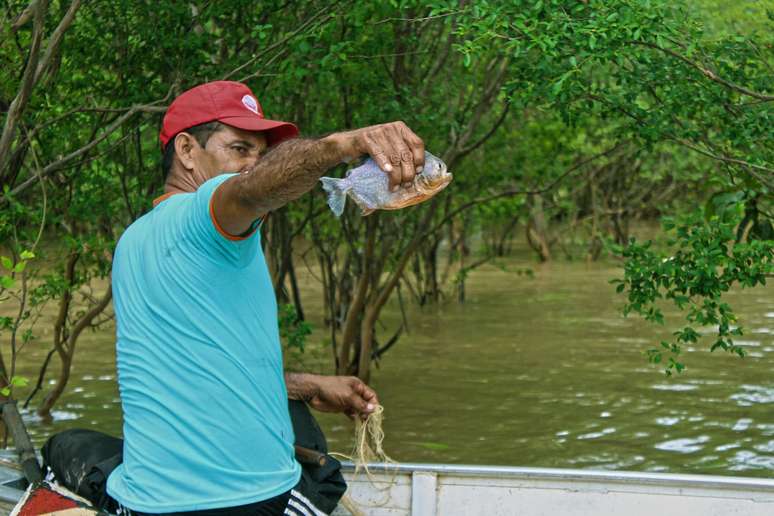 Pescaria é atividade comum na região do Rio Solimões 