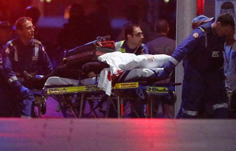 <p>Paramédicos retiram pessoa coberta por cobertor manchado de sangue do café Lindt em Sydney, na Austrália.</p>