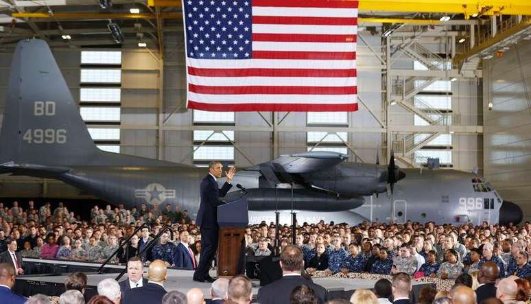 O presidente norte-americano, Barack Obama, discursa na Base Conjunta McGuire-Dix-Lakehurst, em Nova Jersey, nos Estados Unidos, nesta segunda-feira. 15/12/2014