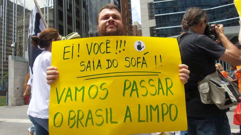 Manifestantes fizeram faxina simbólica em frente ao escritório da estatal na Paulista