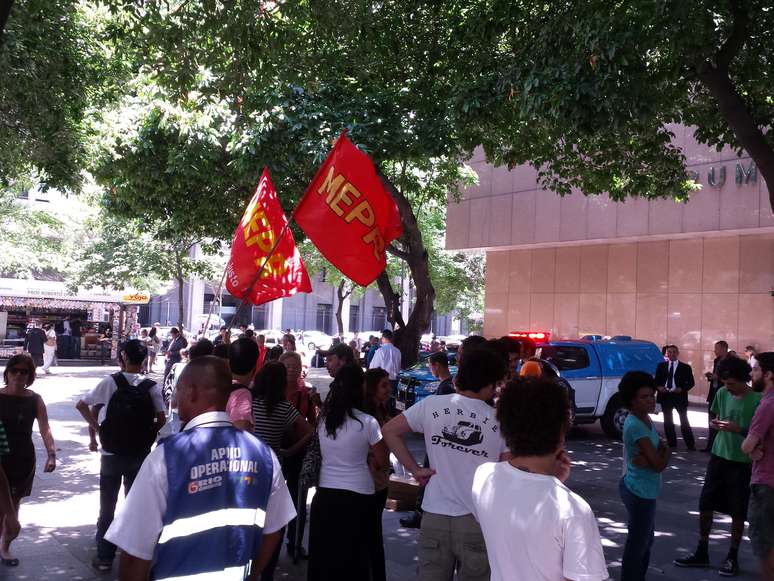 <p>Na porta do Tribunal de Justiça, dezenas de manifestantes aguardam o fim da sessão. A polícia militar reforça a segurança no local. </p>