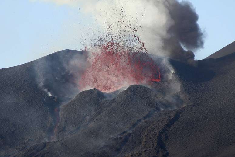 A lava do vulcão Pico do Fogo, no arquipélago de Cabo Verde, já destruiu dois povoados da ilha, provocando a evacuação de cerca de 1.500 habitantes