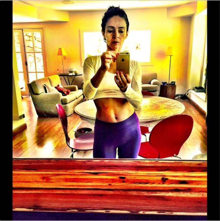 Claudia Ohana postou foto exibindo barriga sarada