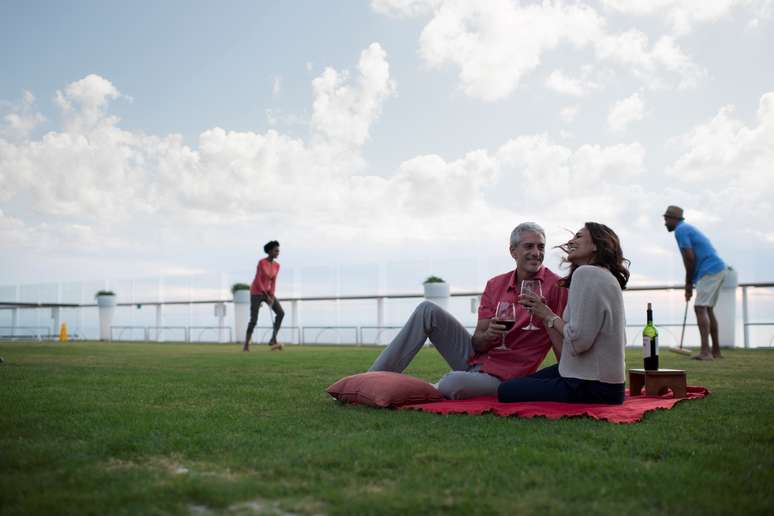 Espaço único em cruzeiros, o Lawn Club oferece atividades em um espaço com grama de verdade