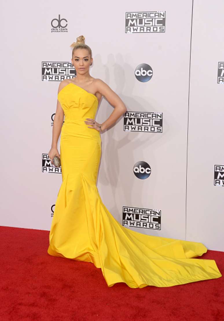 O vestido amarelo de Rita Ora lembra uma gema de ovo esparramada pelo chão. Muita gente tem usado a cor nos tapetes vermelhos, mas chama tanto a atenção que parece mais um sinalizador de trânsito.