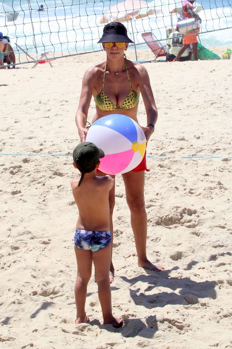 A ex-jogadora de vôlei Virna mostrou que a aposentadoria e a idade não mudaram muito sua silhueta desde a época em que estava na ativa. Nesta terça-feira (16), a ex-atleta de 43 anos foi clicada enquanto curtia o dia ensolarado na praia do Leblon, na zona sul do Rio de Janeiro