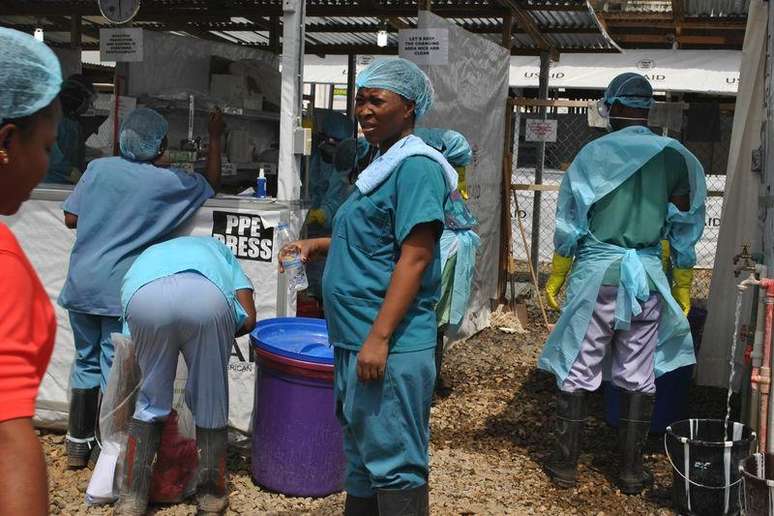 Agentes da saúde entram num centro de tratamento de Ebola, em Monróvia, na Libéria, nesta terça-feira. 16/12/2014