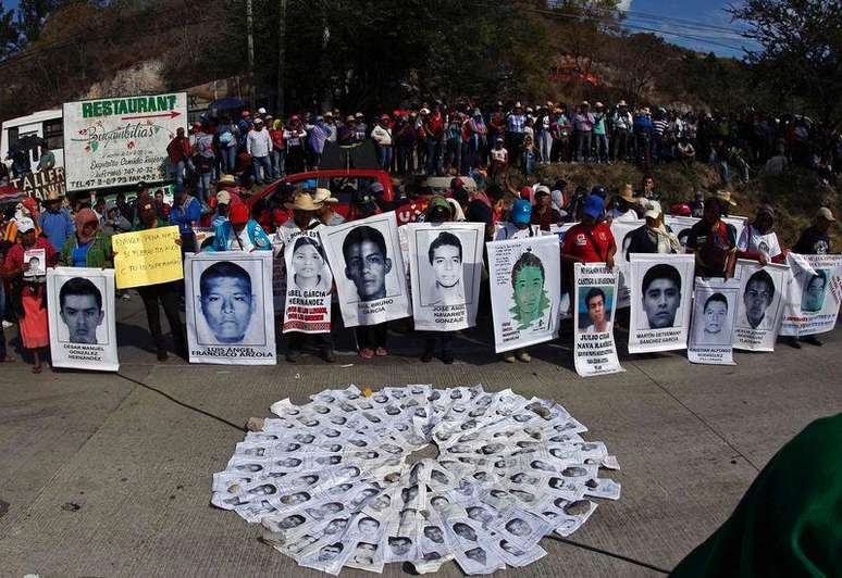 Pais de estudantes desaparecidos no México participam de manifestação pelos 43 que desapareceram e outros dois que foram assassinados durante confrontos com a polícia em Chilpancingo, Guerrero. 12/12/2014