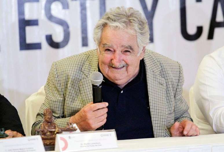 Presidente do Uruguai, José Mujica, sorri durante cerimônia de assinatura de acordos no México -5/12/2014.