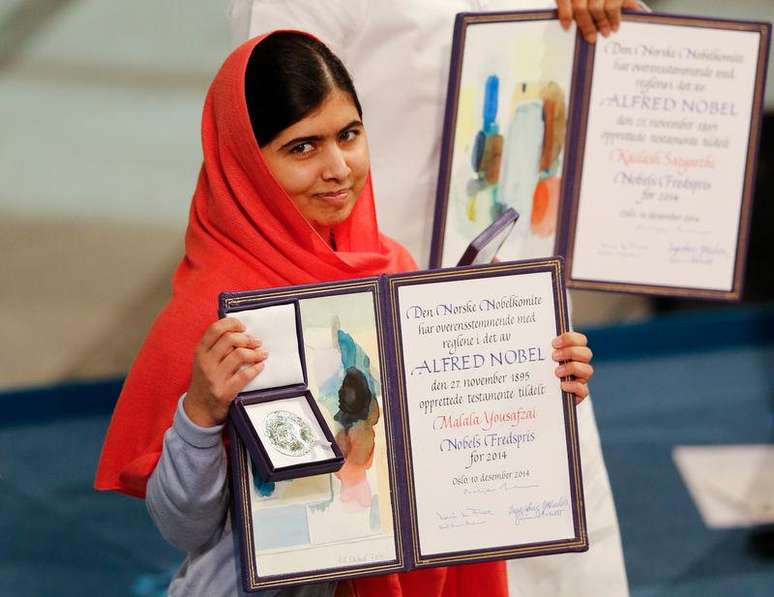 <p>Ganhadora do Nobel da Paz Malala Yousafzai posa com medalha e diploma da premiação em Oslo</p>