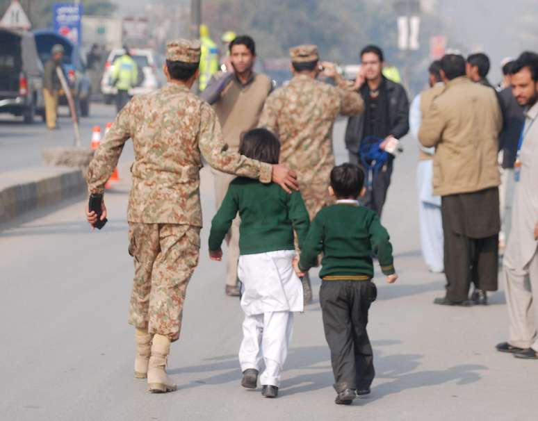 <p>Crianças são retiradas de escola militar atacada pelo Talibã nesta terça-feira</p>