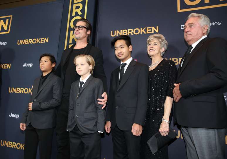 Brad Pitt leva filhos para prestigiar a estreia de 'Unbroken', dirigido e produzido por Angelina Jolie 