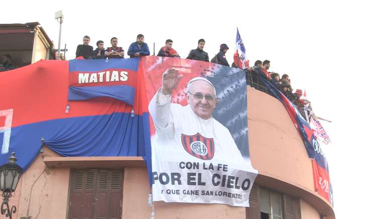 Bandeira do papa é exibida por torcedores do San Lorenzo