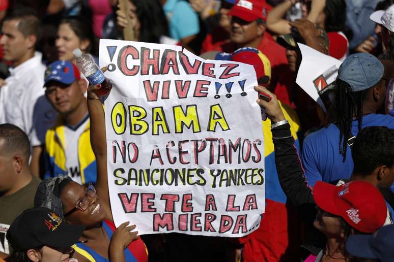 <p>Cartaz de manifestante em protesto &agrave;s san&ccedil;&otilde;es de Obama</p>