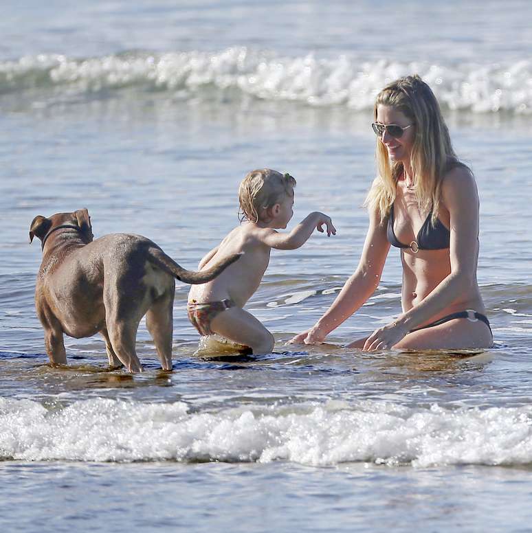 Gisele Bündchen curte praia com os filhos na Costa Rica 