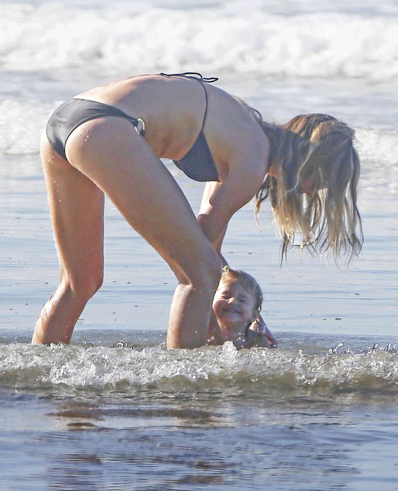 Gisele Bündchen curte praia com os filhos na Costa Rica 