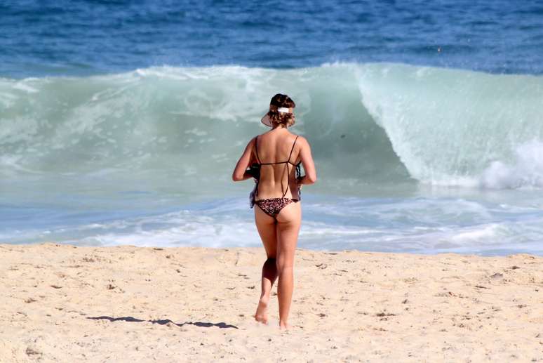 Bruna Linzmeyer Corre E Se Refresca No Mar Em Praia Do Rio