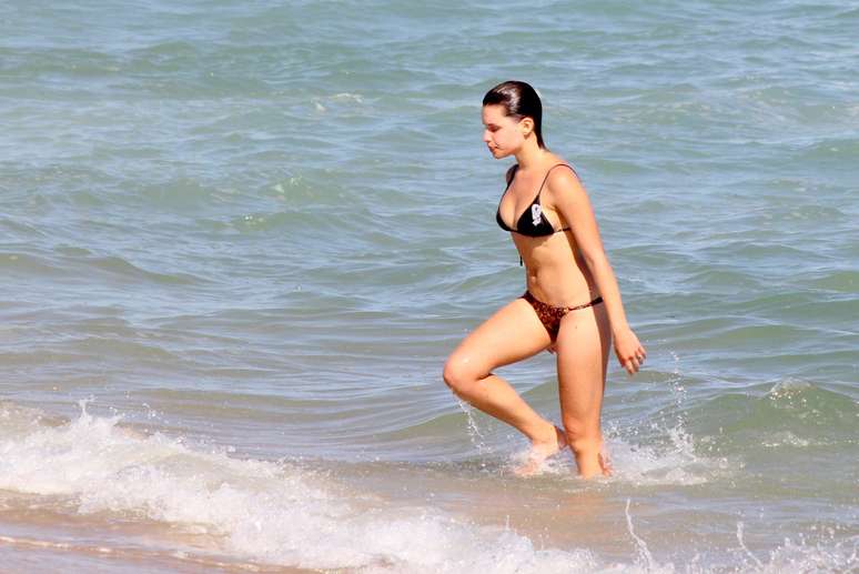 Bruna Linzmeyer Corre E Se Refresca No Mar Em Praia Do Rio