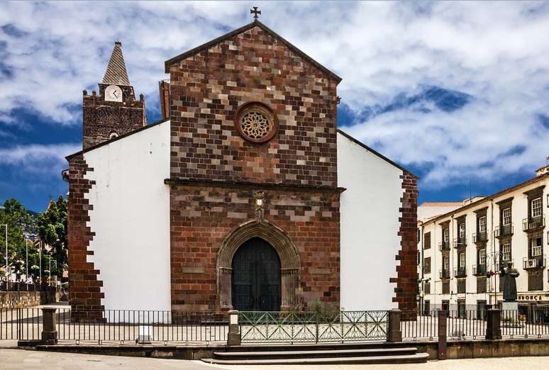 Sé Catedral - A Catedral da Sé de Funchal é o principal templo religioso da ilha e Monumento Nacional de Portugal desde 1910. Sua arquitetura, em estilo gótico, é o destaque externo. Na parte interna fica o retábulo da capela-mor, construído por ordem de Dom Manuel I entre 1510 e 1515