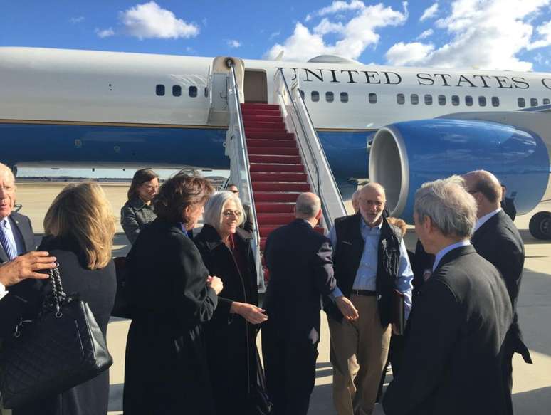 Alan Gross (ao centro), chega de Cuba, em 17 de dezembro, na base aérea de Andrews, em Maryland, EUA. Cuba libertou o americano após cinco anos de detenção, além de libertar 53 presos políticos