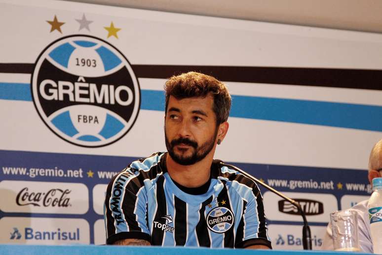 <p>Douglas foi o primeiro refor&ccedil;o do Gr&ecirc;mio para 2015</p>