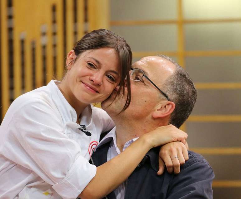 Elisa abraça o pai ao final do programa 