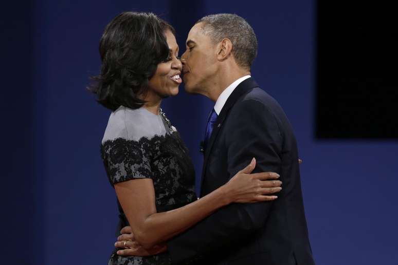 <p>O presidente Barack Obama beija sua esposa Michelle, ap&oacute;s o terceiro debate presidencial, na Universidade de Lynn, na Fl&oacute;rida. em 22 de outubro de 2012</p>