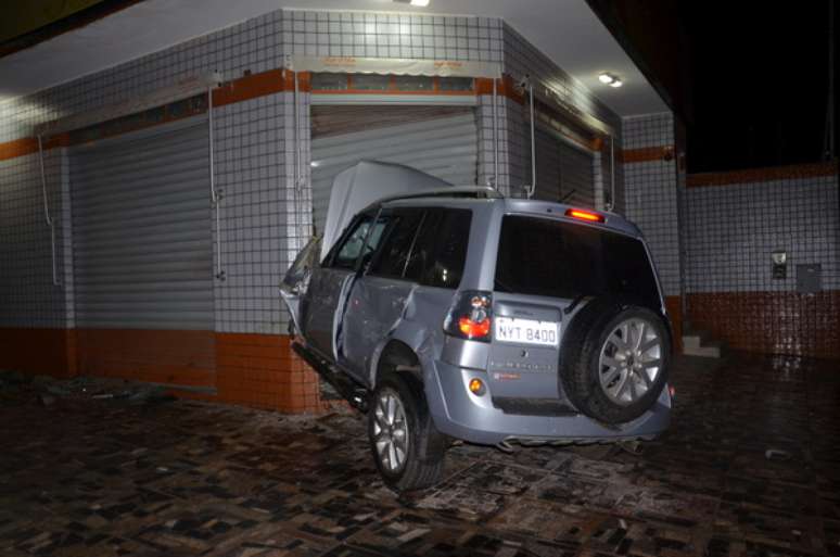 <p>Vitória da Conquista, 14/12 - A motorista de uma Pajero perdeu o controle do veículo, bateu em outro automóvel e atingiu uma padaria no bairro<span style="font-size: 15px;"> Recreio, na cidade do sudoeste da Bahia</span></p>