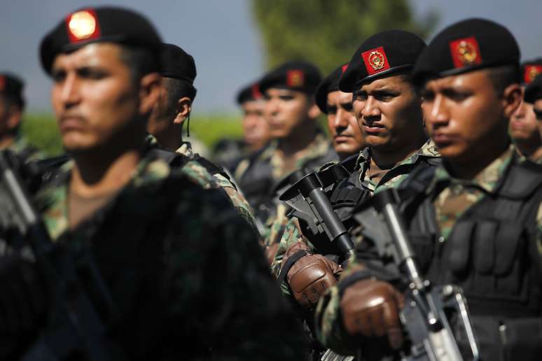 Soldados da Segurança Especial do México fazem operação na região de Tierra Caliente, onde ao menos 11 morreram em confrontos 